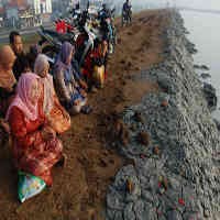 Usai Salat Id, Korban Lumpur Lapindo Nyekar di Atas Tanggul