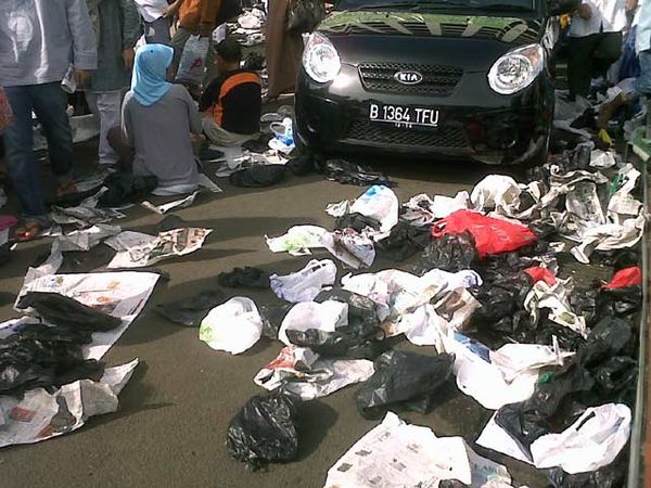 Sampah Koran Berserakan di Istiqlal