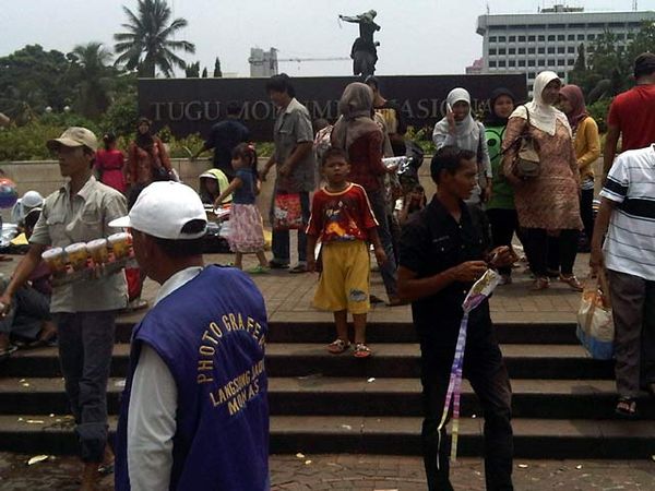 Warga Padati Monas