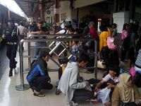 Pemudik Masih Padati Stasiun Senen