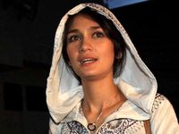 Gaya Unik Luna Maya Saat Lebaran