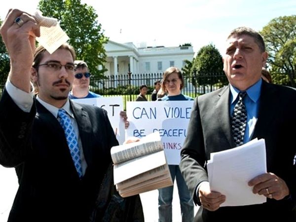 Aksi Perobekan Alquran di AS