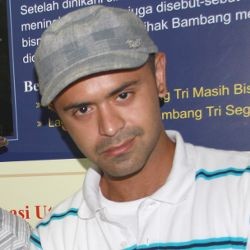 Mike Lucock Lirik Profesi Penulis Naskah