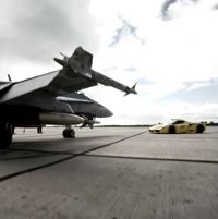 Ferrari Enzo Tantang Pesawat Jet CF18