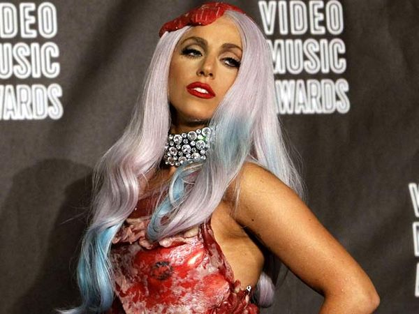 Baju dari Daging Ala Lady Gaga