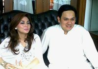 Busana Putih Nia Daniaty-Farhat Abbas