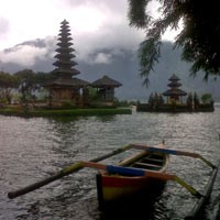 Libur Lebaran, Pura Ulun Danu Beratan Diserbu Wisatawan