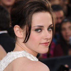 Kristen Stewart Anggap Pendidikan Tidak Penting