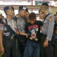 Nyopet di Kereta Api, Pria Berkaus Mickey Mouse Dibogem Massa