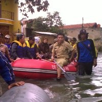 Hujan Datang, Gubernur Balik Kanan