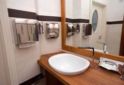 Pilih Tisu Atau Pengering Elektrik?