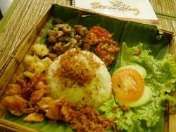 Nasi Udang Plus Teh Poci Hmm... Uenak Tenan!