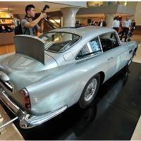 Aston Martin James Bond Rayu Calon Pembeli di New York