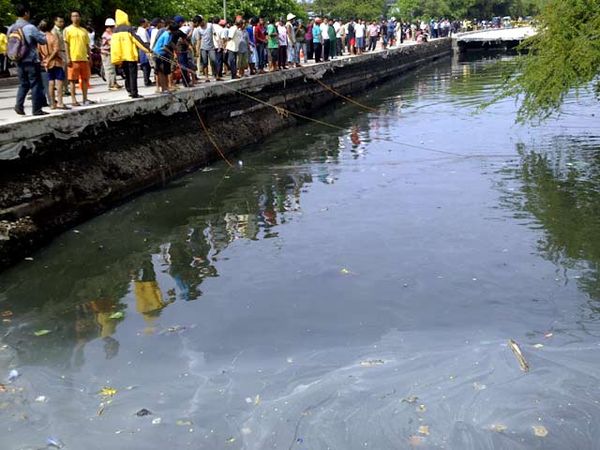Jalan Ambrol Jadi Tontonan
