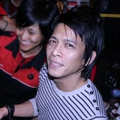 Ariel Ultah, Artis-artis Beri Selamat Lewat Twitter