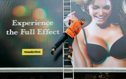 Ups, Iklan Bra Sebabkan Tabrakan Mobil!