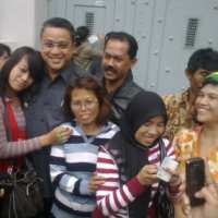 Dede Yusuf Dikerubuti dan Dipeluk Ibu-ibu di Lapas Sukamiskin