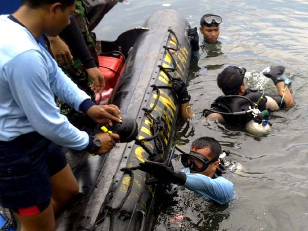 Penyelam Sisir Jl RE Martadinta yang Ambles