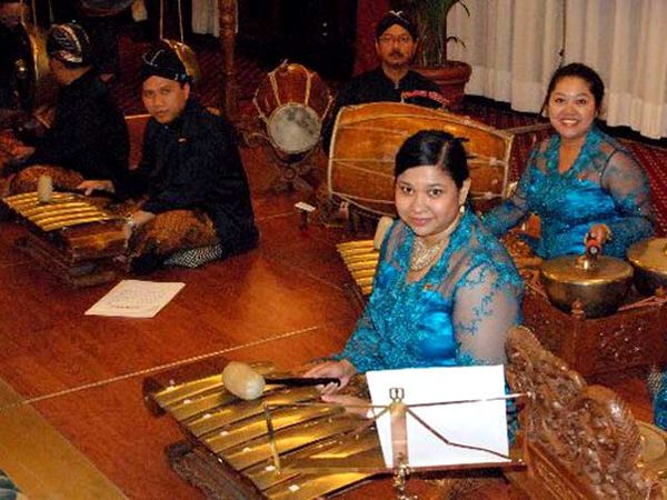 Caraka Laras Meriahkan HUT RI di Spanyol