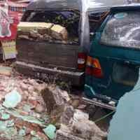 Mobil dan Warung Tertimpa Tembok KBS yang Roboh