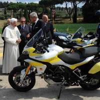 2 Moge Ducati untuk Paus 