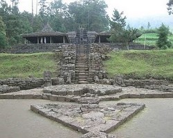 Menjelajah Keunikan Candi Cetho Karanganyar
