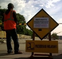 Jebol Pembatas, Warga Terus Padati Jl RE Martadinata yang Ambrol