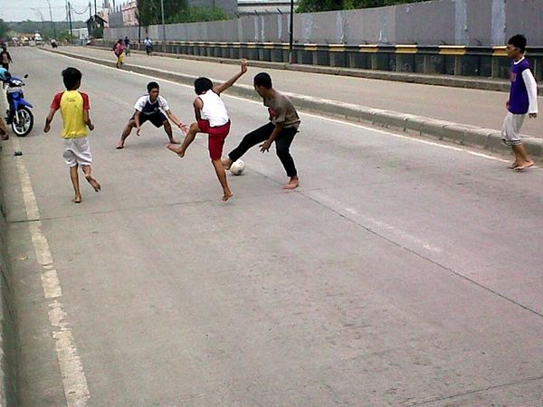 Bermain Bola di Jl RE Martadinata