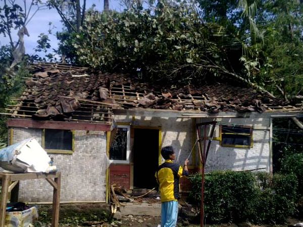 Puting Beliung Rusak Belasan Rumah