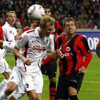 Freiburg Merangkak ke Posisi 3