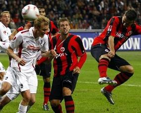 Freiburg Merangkak ke Posisi 3