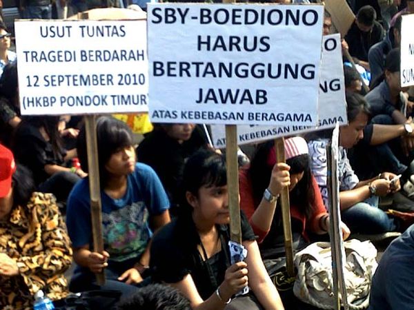 Kutuk Kekerasan Ciketing, Massa Demo Istana