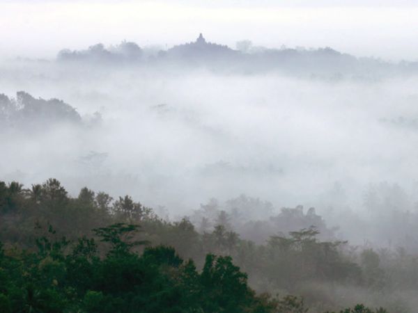 Dramatisnya Candi Borobudur dari Bukit Stumbu