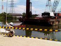 Kapal Tongkang Bersandar di Jl RE Martadinata
