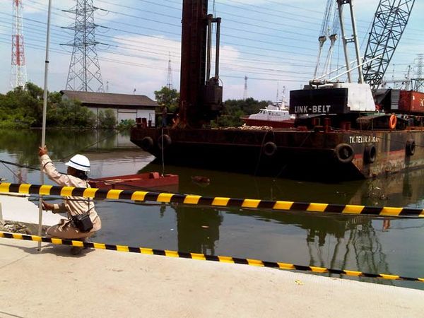 Kapal Tongkang Bersandar di Jl RE Martadinata