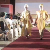 Peringati HUT ke 62, Polwan Beraksi di Atas Catwalk