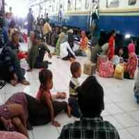 Sri Tanjung Terlambat Masuk Stasiun, Penumpang Keleleran