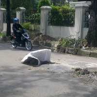 Lubang Jalan Bengawan Sudah Ditambal Semen