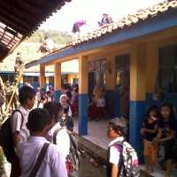 SD Jelekong dan Cangkring Ganti Genteng dengan Dana BOS