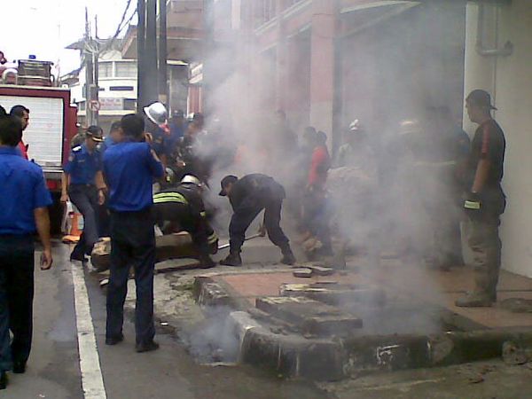 Gorong-gorong Jalan Naripan Berasap