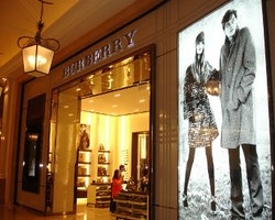 Burberry Rilis Fashion Show Online