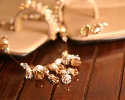 Cara Membersihkan Aksesori Kristal