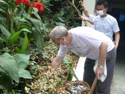 InterContinental Gelar Aksi Bersih-Bersih Lingkungan