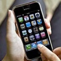 iPhone Perkasa di Kandang Dua Raksasa