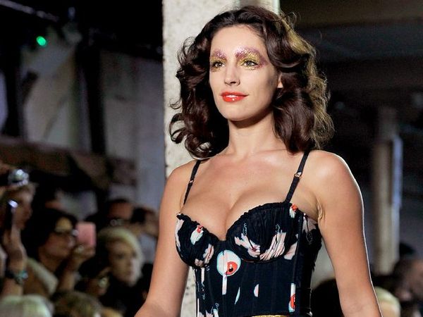 Seksinya Kelly Brook di Catwalk