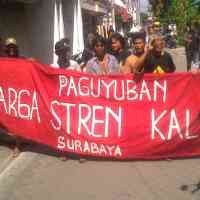 Puluhan Warga Strenkali Demo Kecamatan Gubeng