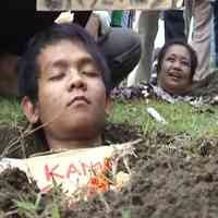 Tolak Eksekusi Tanah untuk Tol, Warga Jombang Kubur Diri