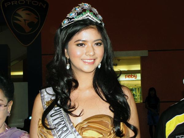 Puteri Indonesia Hadiri Launching Proton