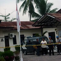 Polsek Hamparan Perak Pasang Bendera Setengah Tiang