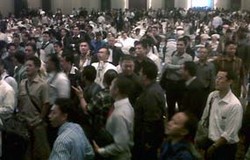 Massa KAI Kembali Beraksi, Coba Dobrak Kaca Lobi Gran Melia